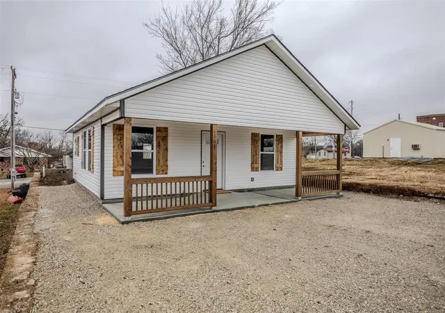 Photo 4 of Single Family Residence at 107 S Main St, Conway, MO 65632 | MLS# MIS25004184 | | Sold on 2025-04-30
