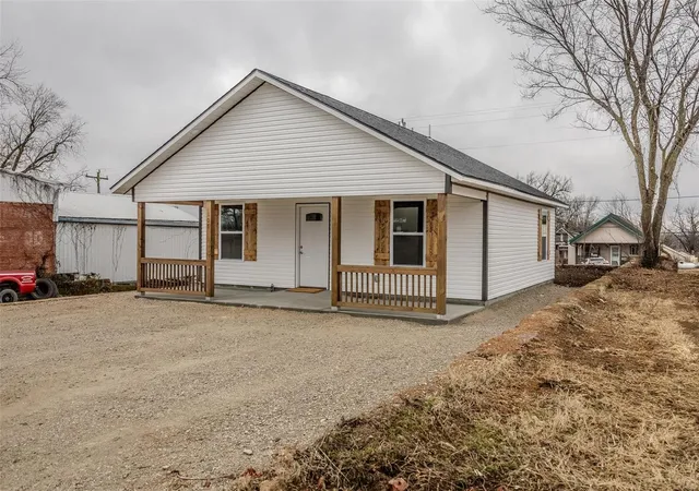 Photo 5 of Single Family Residence at 107 S Main St, Conway, MO 65632 | MLS# MIS25004184 | | Sold on 2025-04-30