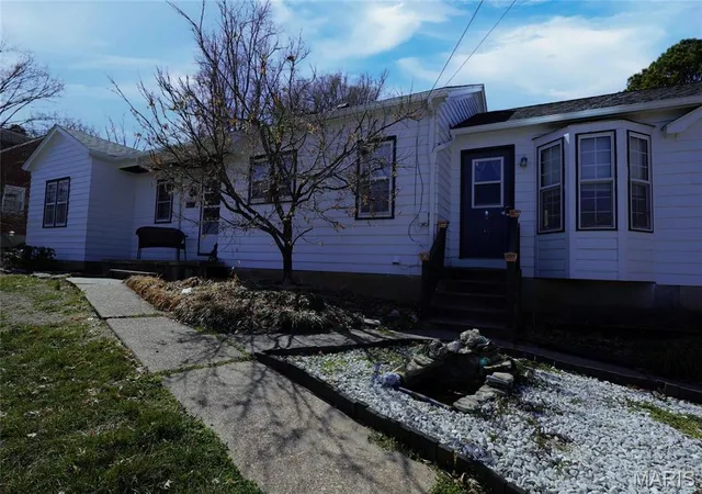 Photo 4 of Single Family Residence at 1014 Jefferson St, Hermann, MO 65041 | MLS# MIS25004506 | | Sold on 2025-09-17