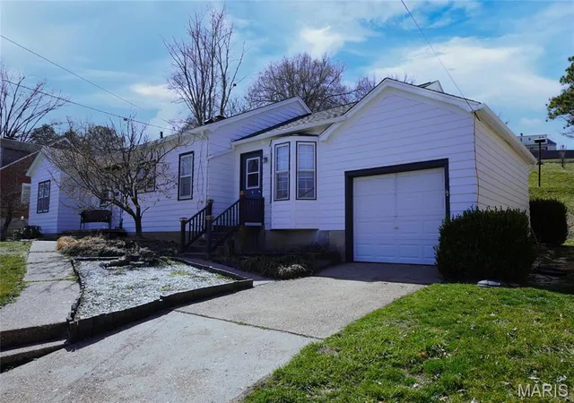 Photo 5 of Single Family Residence at 1014 Jefferson St, Hermann, MO 65041 | MLS# MIS25004506 | | Sold on 2025-09-17
