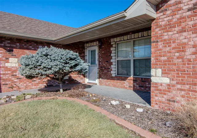 Photo 3 of Single Family Residence at 140 Venus St, Holts Summit, MO 65043 | MLS# MIS25004602 | | Sold on 2025-03-31
