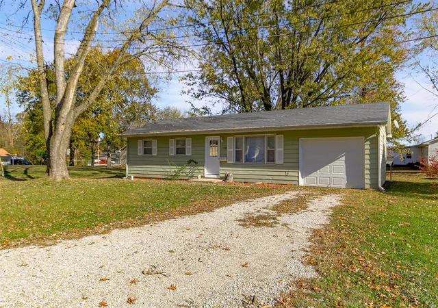 Photo 3 of Single Family Residence at 108 N Lyons Ave, Montgomery City, MO 63361 | MLS# MIS25004738 | | Sold on 2025-05-14