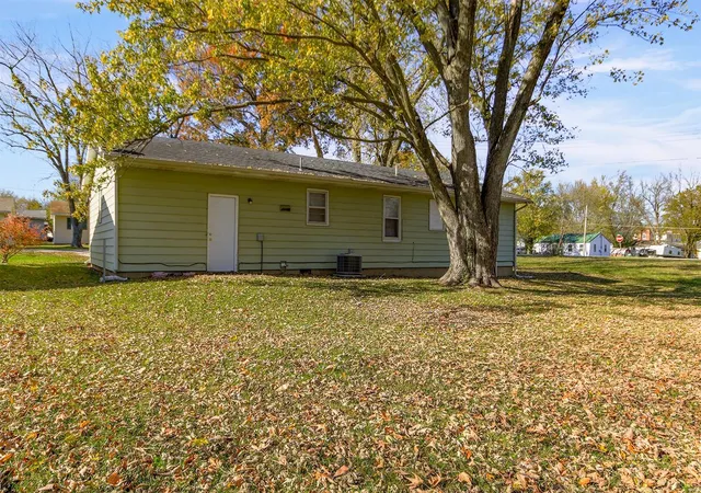 Photo 4 of Single Family Residence at 108 N Lyons Ave, Montgomery City, MO 63361 | MLS# MIS25004738 | | Sold on 2025-05-14