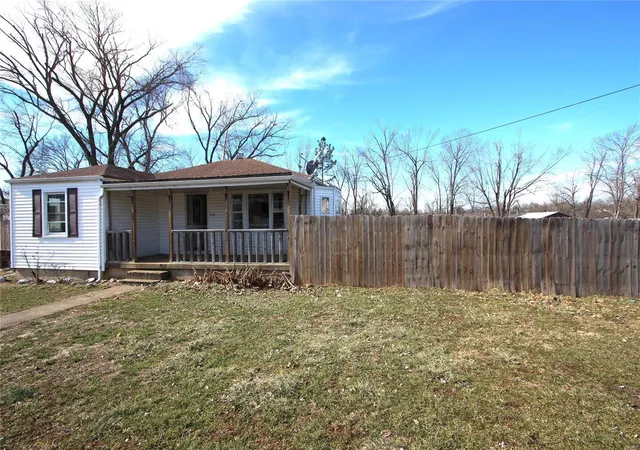 Photo 2 of Single Family Residence at 918 Andrews St, Fredericktown, MO 63645 | MLS# MIS25004745 | | Sold on 2025-03-19