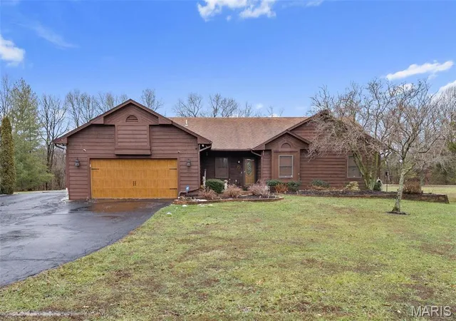 Photo 2 of Single Family Residence at 23 Falling Leaf Dr, Lake Saint Louis, MO 63367 | MLS# MIS25005060 |  | Sold on 2025-07-11