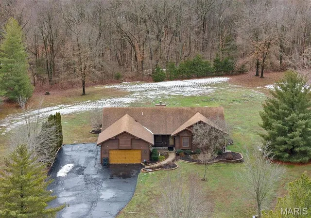 Photo 3 of Single Family Residence at 23 Falling Leaf Dr, Lake Saint Louis, MO 63367 | MLS# MIS25005060 |  | Sold on 2025-07-11