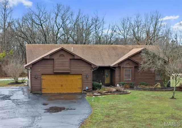 Photo 4 of Single Family Residence at 23 Falling Leaf Dr, Lake Saint Louis, MO 63367 | MLS# MIS25005060 |  | Sold on 2025-07-11
