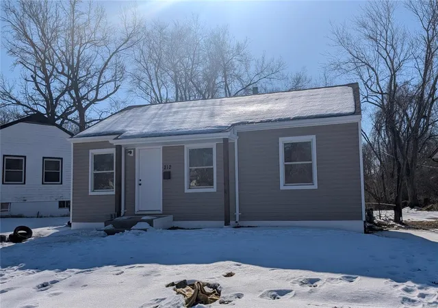 Single Family Residence at 212 Estridge, Saint Louis, MO 63137 | MLS# MIS25005078 | | Sold on 2025-03-31