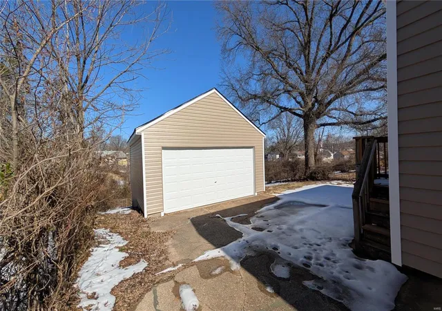 Photo 1 of Single Family Residence at 413 Lancashire, Saint Louis, MO 63137 | MLS# MIS25005082 | | Sold on 2025-03-31