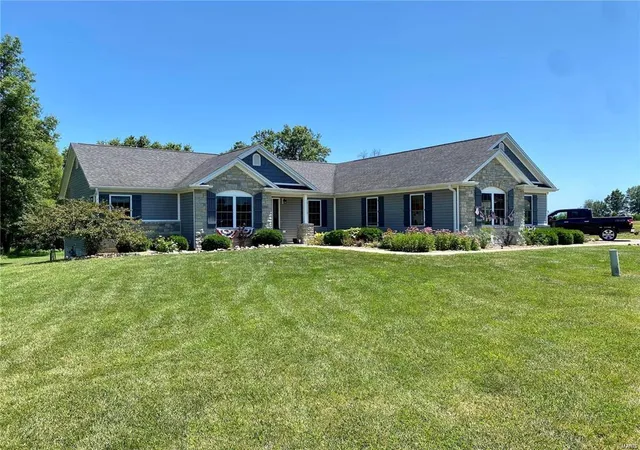 Photo 3 of Single Family Residence at 5 Golden Oak Ct, Montgomery City, MO 63361 | MLS# MIS25005329 | | Sold on 2025-05-07