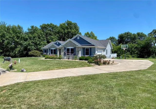 Photo 5 of Single Family Residence at 5 Golden Oak Ct, Montgomery City, MO 63361 | MLS# MIS25005329 | | Sold on 2025-05-07