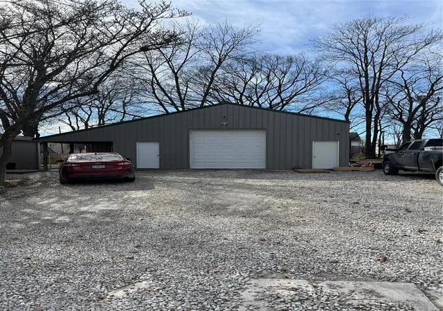 Photo 4 of Single Family Residence at 637 S Wentz St, Montgomery City, MO 63361 | MLS# MIS25005716 | | Sold on 2025-03-31