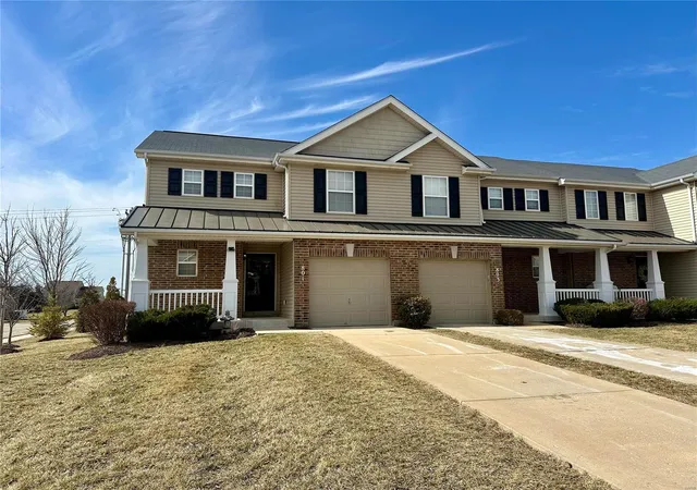 Photo 2 of Townhouse at 801 Country Field Dr, Lake Saint Louis, MO 63367 | MLS# MIS25005761 |  | Sold on 2025-04-08