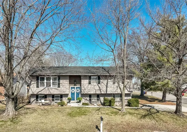 Single Family Residence at 404 Sutters Mill Rd, Saint Peters, MO 63376 | MLS# MIS25006100 | | Sold on 2025-04-03