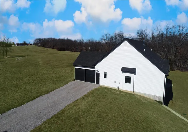 Photo 4 of Single Family Residence at 55900 Sapphire Trl, New London, MO 63459 | MLS# MIS25006658 | | Sold on 2025-05-30