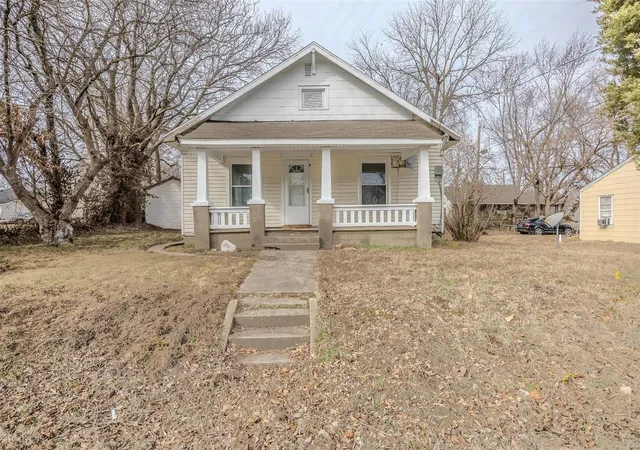 Photo 1 of Single Family Residence at 915 N Kansas Expressway, Springfield, MO 65802 | MLS# MIS25007009 | | Sold on 2025-04-29