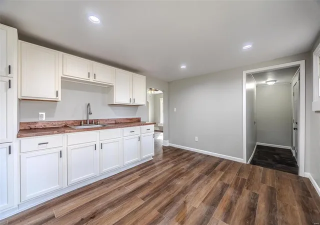 Photo 2 of Single Family Residence at 915 N Kansas Expressway, Springfield, MO 65802 | MLS# MIS25007009 | | Sold on 2025-04-29