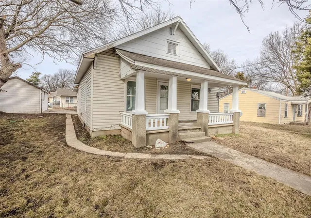 Photo 4 of Single Family Residence at 915 N Kansas Expressway, Springfield, MO 65802 | MLS# MIS25007009 | | Sold on 2025-04-29