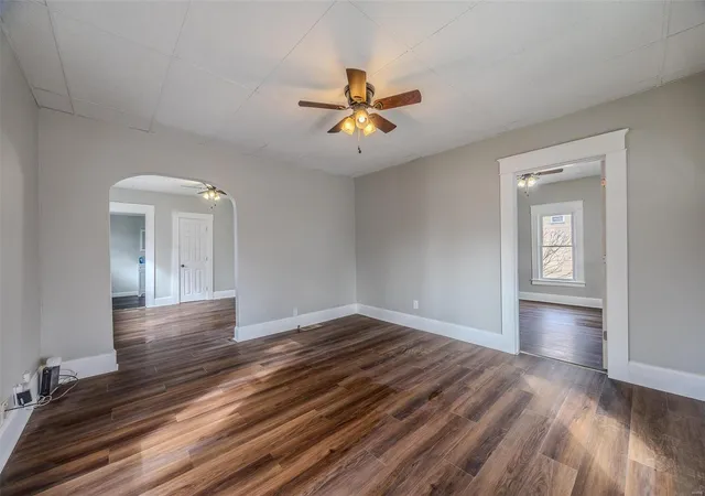 Photo 5 of Single Family Residence at 915 N Kansas Expressway, Springfield, MO 65802 | MLS# MIS25007009 | | Sold on 2025-04-29