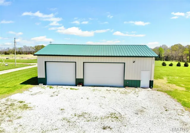 Photo 4 of Single Family Residence at 24226 Hwy 107, Stoutsville, MO 65283 | MLS# MIS25007266 | | Sold on 2025-08-01