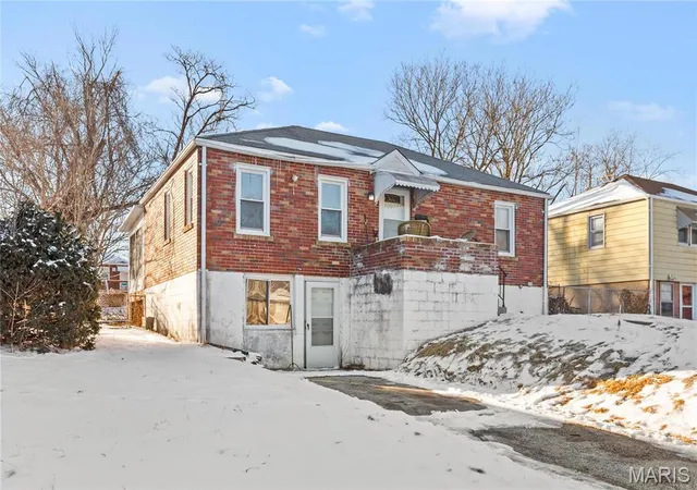 Photo 2 of Single Family Residence at 443 Warford Ave, Saint Louis, MO 63135 | MLS# MIS25007302 | | Sold on 2025-08-05