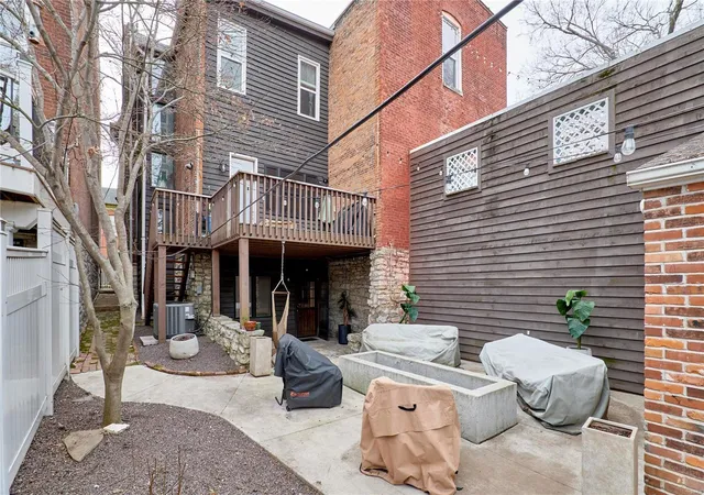 Photo 3 of Townhouse at 1917 Hickory St, Saint Louis, MO 63104 | MLS# MIS25007374 | | Sold on 2025-04-24