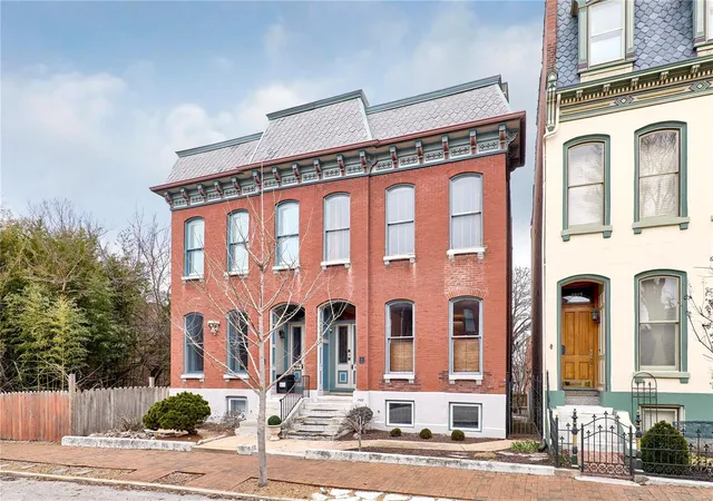 Photo 4 of Townhouse at 1917 Hickory St, Saint Louis, MO 63104 | MLS# MIS25007374 | | Sold on 2025-04-24