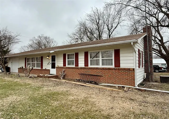 Photo 3 of Single Family Residence at 101 N Fourth Street, New Florence, MO 63363 | MLS# MIS25007445 | | Sold on 2025-05-15
