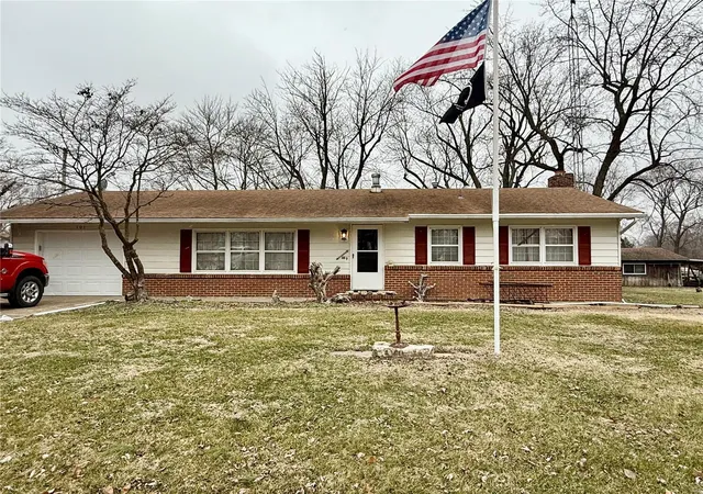 Photo 4 of Single Family Residence at 101 N Fourth Street, New Florence, MO 63363 | MLS# MIS25007445 | | Sold on 2025-05-15