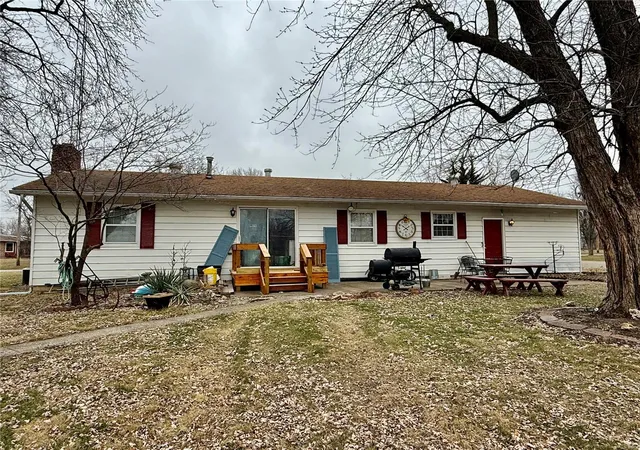 Photo 5 of Single Family Residence at 101 N Fourth Street, New Florence, MO 63363 | MLS# MIS25007445 | | Sold on 2025-05-15