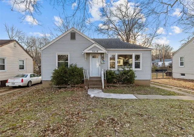 Photo 1 of Single Family Residence at 7916 Underhill Dr, Saint Louis, MO 63133 | MLS# MIS25007563 | | Sold on 2025-05-13