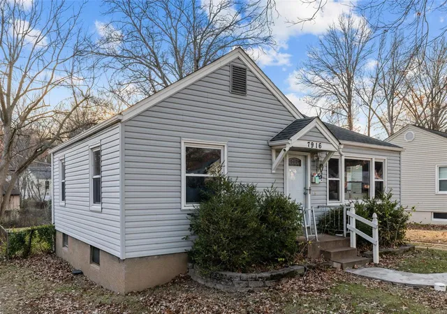 Photo 2 of Single Family Residence at 7916 Underhill Dr, Saint Louis, MO 63133 | MLS# MIS25007563 | | Sold on 2025-05-13