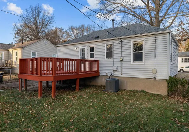 Photo 3 of Single Family Residence at 7916 Underhill Dr, Saint Louis, MO 63133 | MLS# MIS25007563 | | Sold on 2025-05-13