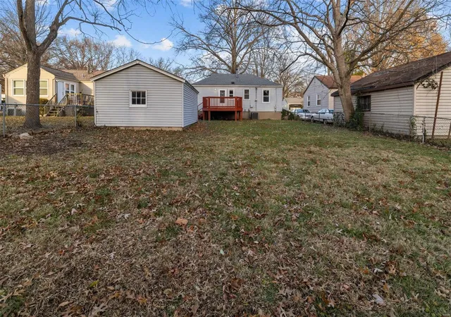 Photo 4 of Single Family Residence at 7916 Underhill Dr, Saint Louis, MO 63133 | MLS# MIS25007563 | | Sold on 2025-05-13