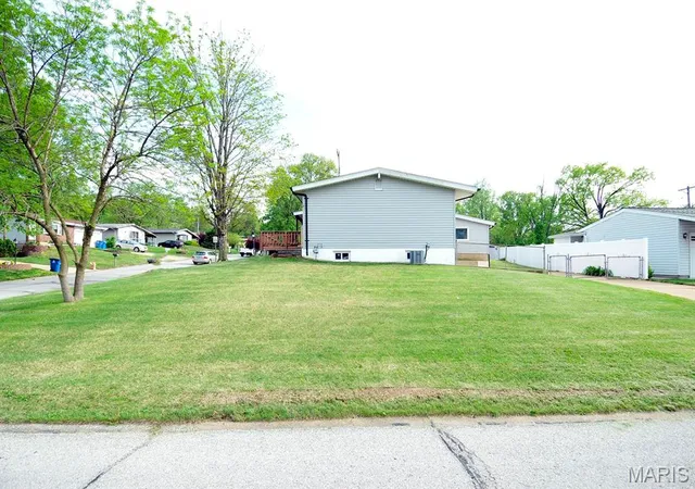 Photo 2 of Single Family Residence at 2819 Redstone Dr, Saint Louis, MO 63125 | MLS# MIS25007787 | | Sold on 2025-05-15