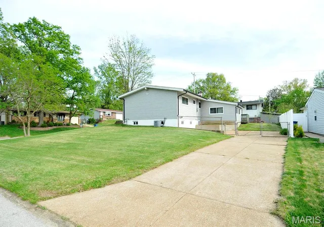 Photo 3 of Single Family Residence at 2819 Redstone Dr, Saint Louis, MO 63125 | MLS# MIS25007787 | | Sold on 2025-05-15