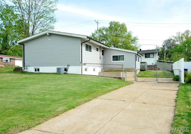 Photo 4 of Single Family Residence at 2819 Redstone Dr, Saint Louis, MO 63125 | MLS# MIS25007787 | | Sold on 2025-05-15