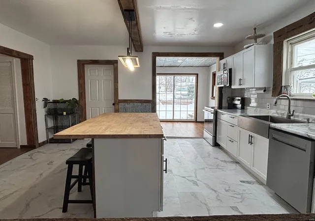 Photo 4 of Single Family Residence at 208 E Main St, Perry, MO 63462 | MLS# MIS25007900 | | Sold on 2025-04-17