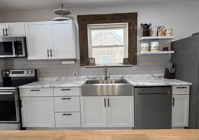 Photo 5 of Single Family Residence at 208 E Main St, Perry, MO 63462 | MLS# MIS25007900 | | Sold on 2025-04-17