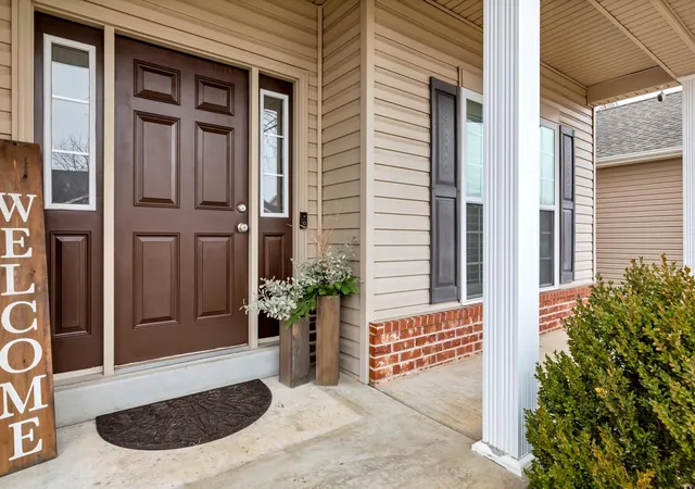 Photo 4 of Single Family Residence at 1602 Crimson Hills Dr, Saint Peters, MO 63376 | MLS# MIS25008050 | | Sold on 2025-03-20
