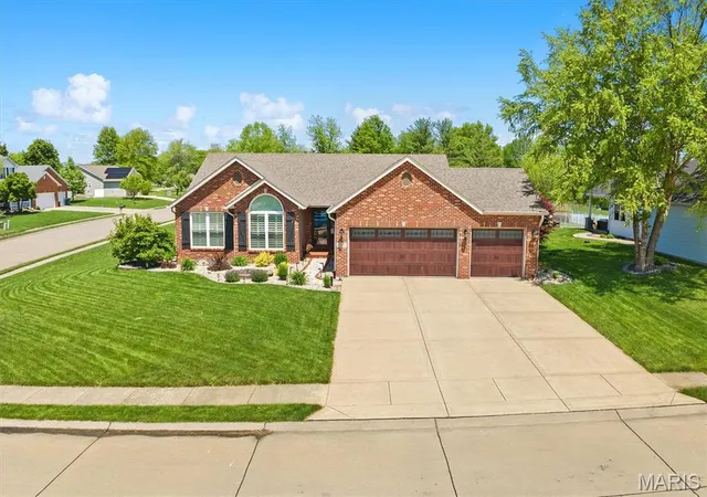 Single Family Residence at 2016 Richview Dr, Saint Jacob, IL 62281 | MLS# MIS25008138 | | Sold on 2025-11-17
