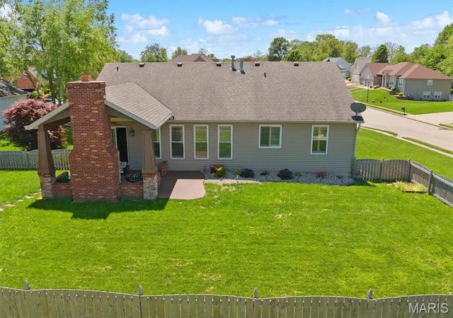 Photo 4 of Single Family Residence at 2016 Richview Dr, Saint Jacob, IL 62281 | MLS# MIS25008138 | | Sold on 2025-11-17