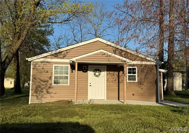 Photo 2 of Single Family Residence at 208 S Elm St, Bellflower, MO 63333 | MLS# MIS25008143 | | Sold on 2025-07-02