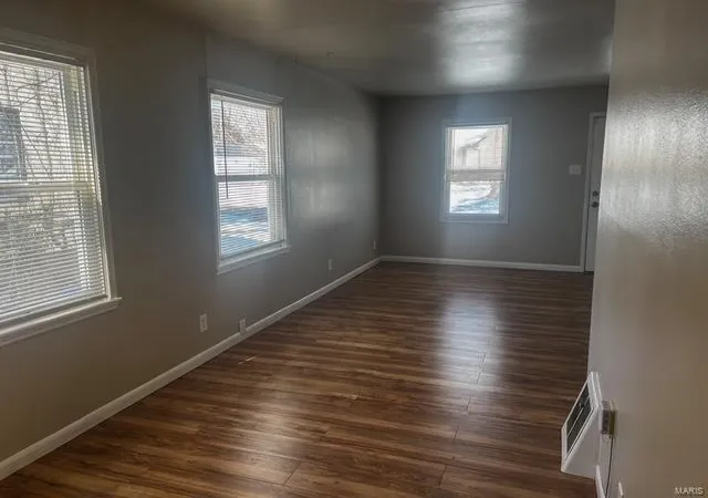 Photo 4 of Single Family Residence at 452 Midlothian Rd, Saint Louis, MO 63137 | MLS# MIS25008619 | | Sold on 2025-04-10