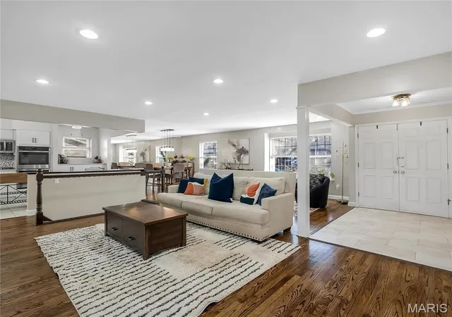 Photo 3 of Single Family Residence at 12971 Button Ct, Saint Louis, MO 63146 | MLS# MIS25008683 | | Sold on 2025-05-14
