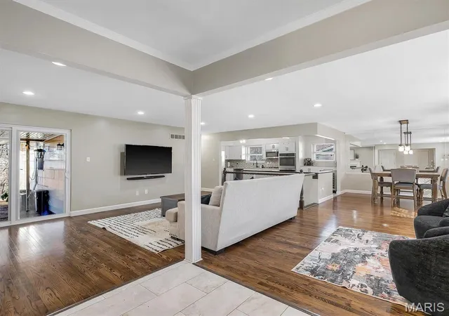 Photo 4 of Single Family Residence at 12971 Button Ct, Saint Louis, MO 63146 | MLS# MIS25008683 | | Sold on 2025-05-14
