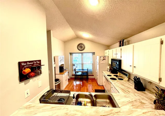 Photo 3 of Single Family Residence at 3032 Plum Creek Dr, Saint Peters, MO 63303 | MLS# MIS25008688 | | Sold on 2025-04-04