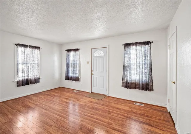 Photo 4 of Single Family Residence at 2060 Coleridge Dr, Saint Louis, MO 63136 | MLS# MIS25008740 |  | Sold on 2025-04-22