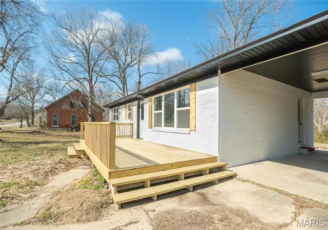 Photo 4 of Single Family Residence at 514 W Missouri St, Bloomfield, MO 63825 | MLS# MIS25008830 | | Sold on 2025-07-15