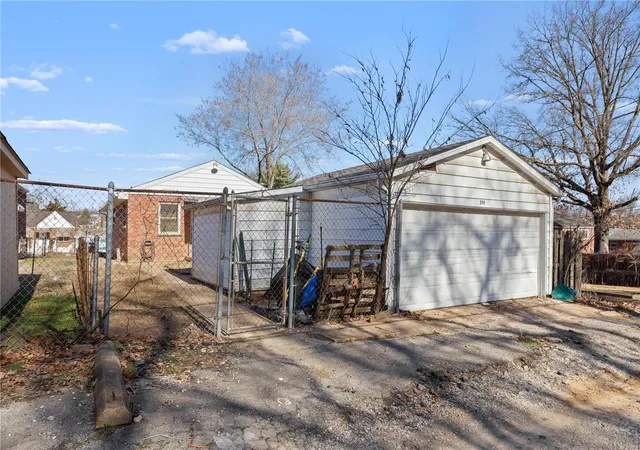 Photo 3 of Single Family Residence at 396 Kingston Dr, Saint Louis, MO 63125 | MLS# MIS25008882 | | Sold on 2025-05-20